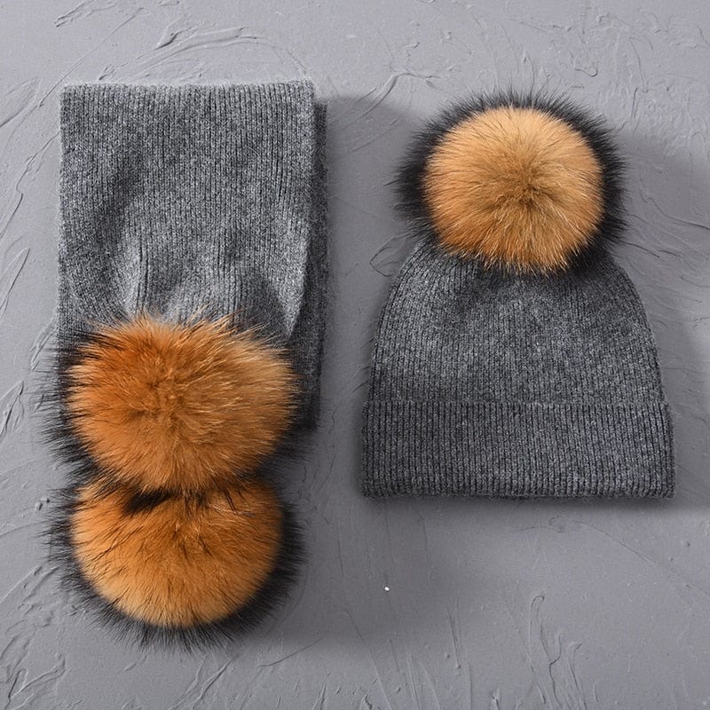 Cadeau showroom 4 Ensemble bonnet épais et écharpe a pompons