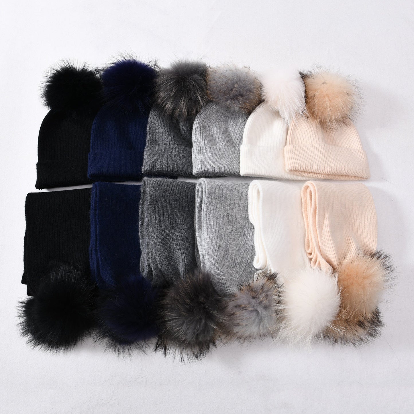 Cadeau showroom Ensemble bonnet épais et écharpe a pompons